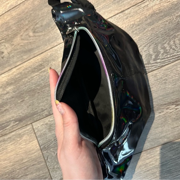 Black holographic fanny pack - Picture 3 of 3